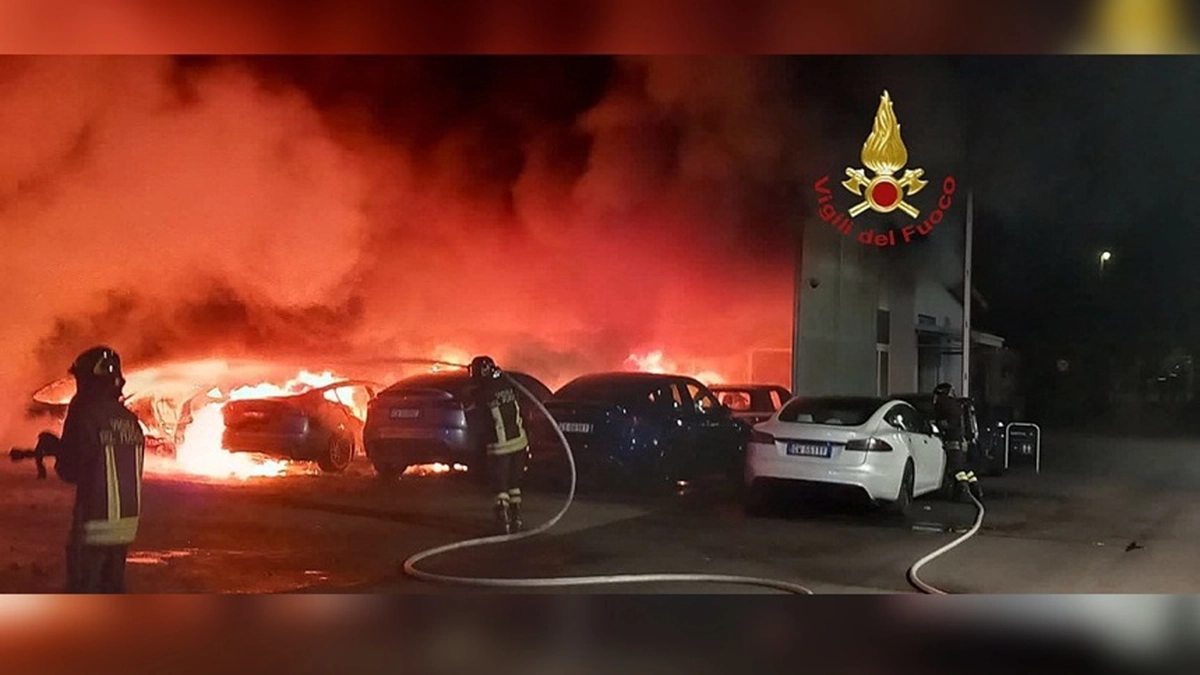 tesla-incendiu