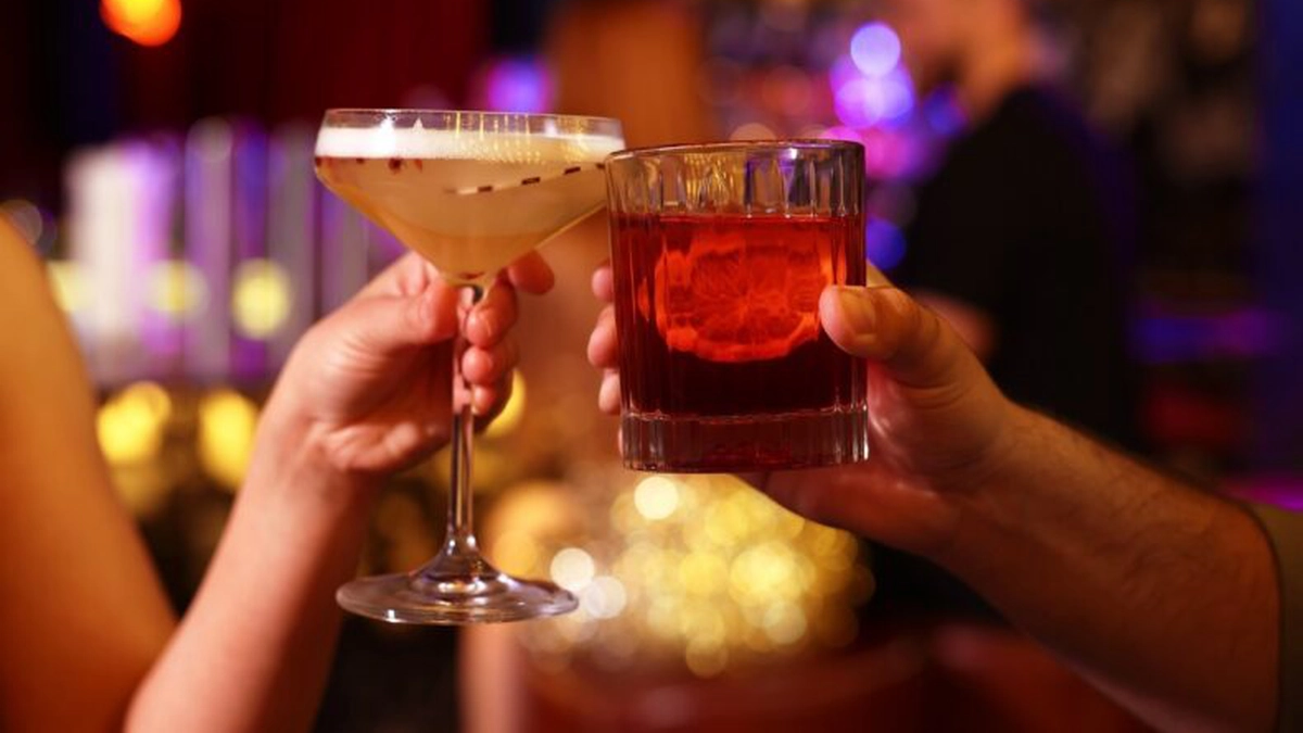 People,Clinking,Glasses,With,Fresh,Cocktails,In,Bar,,Closeup