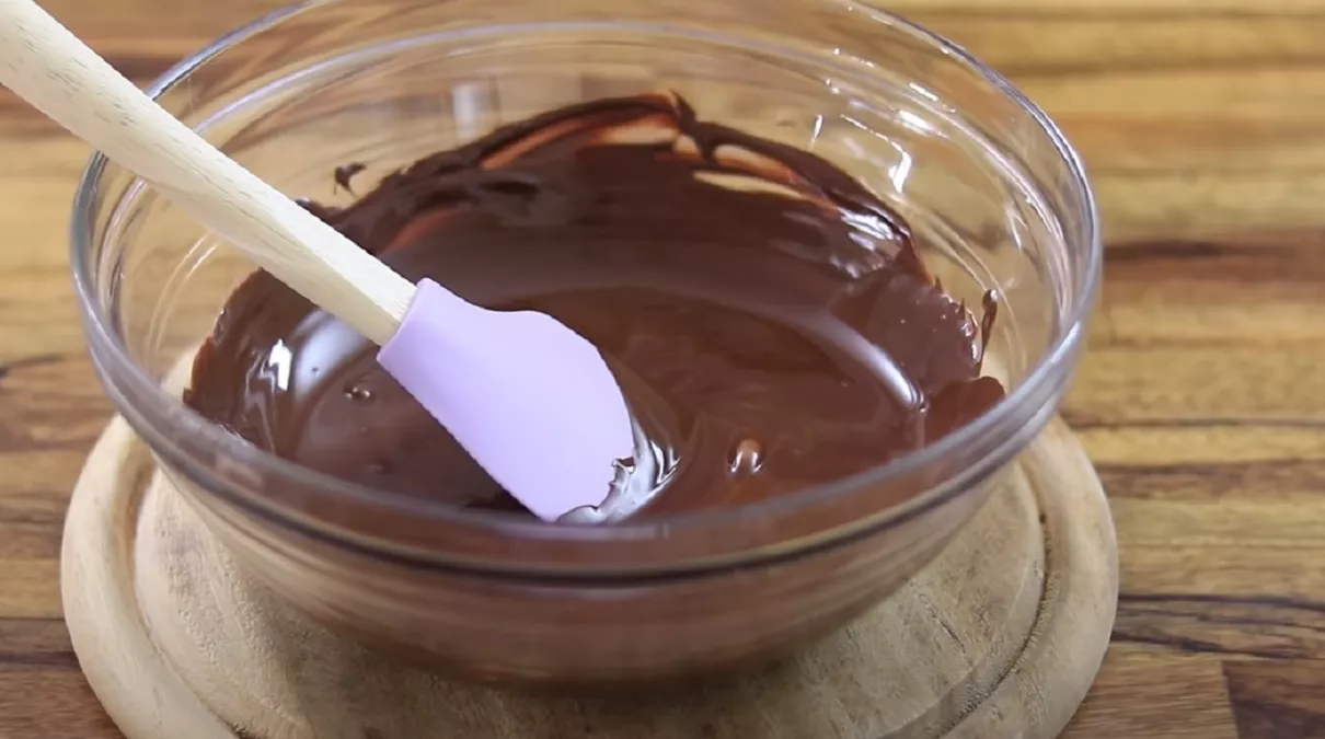 Glazură de ciocolată cu frișcă: Cum pregătea bunica cel mai delicios desert