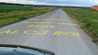 Sătui de drumul impracticabil sătenii dintr-o comună din județul Iași au scris un mesaj direct pe asfalt Atenție gropi. Acest drum este al CJ Iași 8211 FOTO