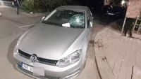 El este individul care a pus gând rău mașinilor parcate în Copou. Cu o cârjă a făcut zob parbrizul uneia apoi a plecat. Un trecător l-a filmat 8211 FOTOVIDEO