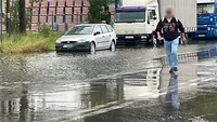 Imaginile unui dezastru Iașul a fost inundat după o ploaie banală. Străzile s-au umplut de apă iar șoferii au avut nevoie de barcă pentru a merge prin oraș 8211 FOTO VIDEO