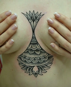 tatuaj făcut între sâni