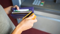 Lovitură pentru toți românii care scot bani cash de la bancomat! Noile reguli pe care trebuie să le știi