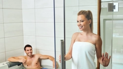 Ce întreținere implică un jacuzzi montat în baie?