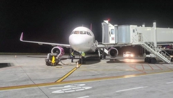 În sfârșit! Airbrigde-urile Aeroportului Internațional Iași sunt folosite pentru operațiunile de îmbarcare-debarcare