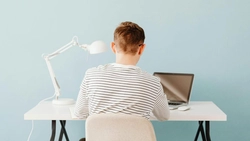 Vrei ca adolescentul tău să stăpânească engleza? Descoperă secretul succesului în era digitală!
