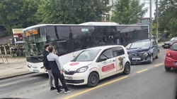 Accident rutier ușor cu trei autoturisme implicate în municipiul Iași. Pompierii au intervenit pentru asigurarea zonei