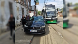 Circulație blocată în Tătărași! Un șofer a parcat neregulamentar pe traseul tramvaiului 3
