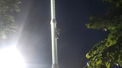 Intervenție a pompierilor pentru salvarea unei persoane urcate pe stâlpul drapelului din parcul Podu Roș