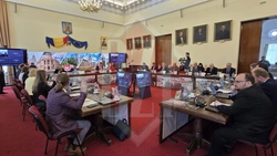 Şedinţă la Palatul Roznovanu! Proiectele imobiliare din Iaşi, pe masa aleșilor locali. Primarul Mihai Chirica a renunțat la proiectul noilor taxe de drum – LIVE VIDEO, UPDATE