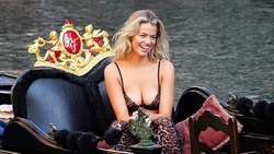 Hailey Clauson pozează în lenjerie intimă în Veneția. Imagini de la cea mai senzuală ședință foto a anului de până acum