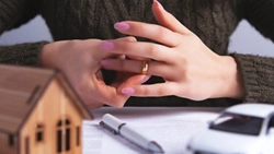 După o căsătorie de 7 ani, o femeie din Iași vrea să își lase fostul partener fără apartament și mașină: „Nu a adus niciun ban în casă, în ultimii ani”