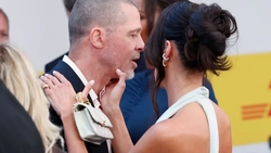 Brad Pitt, surprins evitând sărutul iubitei sale pe covorul roșu! Fanii sunt în șoc: „Ca o străină completă!”