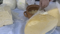 Din acest loc se poate cumpăra cea mai bună și ieftină brânză. Nici nu îți imaginezi ce varietate de produse sunt expuse
