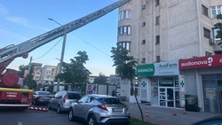 Pompierii intervin în municipiul Iași pentru a îndepărta niște elemente de tencuială