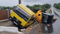 Accident rutier în județul Iași! O autoutilitară a intrat într-un șanț