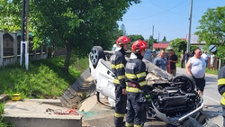 Accident rutier în localitatea Hărmăneștii Vechi. Autoturism răsturnat, două victime evaluate medical
