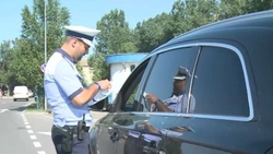 Un accesoriu aplicat pe geamurile mașinii este sancționat cu amendă mare. În unele cazuri poți rămâne și fără certificatul de înmatriculare