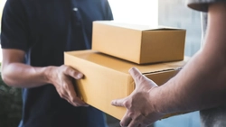 Este legal să dai bacșiș curierilor? Ce spun marile companii