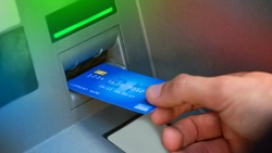 Atenție la bancomatele din străinătate: turiștii pot fi păcăliți de „comisioane zero” care ascund taxe costisitoare