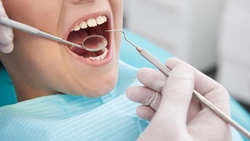Fals dentist de 22 de ani trata pacienți în apartamentul familiei, cu ajutorul părinților. Tânărul a câștigat o sumă uriașă de bani