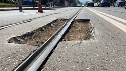 CTP Iași repară liniile de tramvai din Copou, după ce mai mulți șoferi și-au distrus mașinile din cauza gropilor