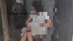 O minoră îmbrăcată sumar, salvată de polițiști. Avea urme de arsuri cu țigara pe piele și este posibil să fi fost violată