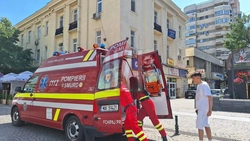 Tânără de 16 ani, luată cu targa de pe Bulevardul Ștefan cel Mare din Iași. Suspiciune de intoxicație alcoolică