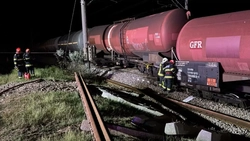 Pericol de explozie după deraierea unui tren încărcat cu benzină în Teleorman! Traficul feroviar, oprit temporar
