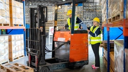 Stivuitorul electric – soluția sustenabilă pentru depozite moderne