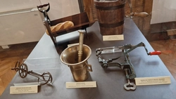 Ateneul Național și Teatrul Luceafărul mențin oferta teatrală și pe parcursul vacanței estivale, în timp ce expozițiile de artă plastică domină peisajul cultural al verii.