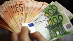 Așa se cheltuie banii publici! Sute de contracte, „livrate” către trei personaje-cheie agreate de partidele politice. Toate au fost semnate fără licitație