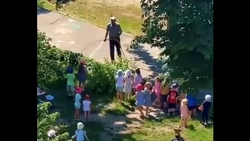 Moment adorabil devenit viral! Un bărbat stropește cu furtunul zeci de copii într-o grădină, pentru a-i amuza