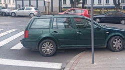 Acești șoferi ar trebui să rămână fără permis! Modul incredibil în care și-au lăsat mașinile pe străzi