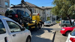 Atenție, șoferi! Se ridică mașinile parcate neregulamentar de pe o stradă importantă din Iași