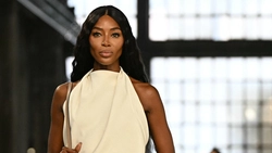 Naomi Campbell are o înfățișare incredibilă pe plajele din Ibiza. Supermodelul a atras toate privirile într-un bikini alb