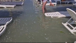 Apocalipsa de pe litoral! Plaja din România înghițită de mare sub ochii turiștilor: „N-am mai văzut așa ceva”