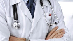 Medicii trebuie să aleagă între stat sau privat! De ce e mai bine la stat