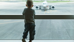 Incredibil! Părinții și-au abandonat copilul singur în aeroport ca să zboare fără el. Motivul este halucinant