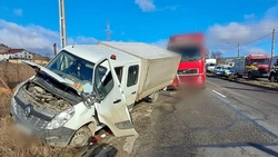 Accident pe DN1 E60, în Vâlcele! O autoutilitară a fost proiectată în afara carosabilului după impact cu un ansamblu de vehicule