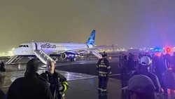 Un avion a aterizat de urgență după ce cabina piloților s-a umplut de fum! Clipe de panică la bord