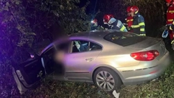 Accident rutier grav în Prahova! Doi tineri de 18 şi 19 ani au murit, iar un altul a fost grav rănit după ce au ieșit cu mașina în decor