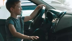 Copil român de 9 ani, prins la volanul unei mașini de lux. Tatăl lui îl învăţa să conducă