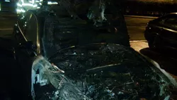 Atac de tip mafiot la Iași! Doi bărbați au pus la cale un plan diabolic, furișându-se în curtea dușmanului lor. Au aruncat cu benzină, iar un Audi a ars ca o torță 