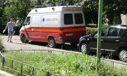 Exclusiv Un Ambulantier De La Saj Iasi Surprins In Ipostaze Incendiare Acesta Se Afla In Timpul Serviciului Ambulanta A Fost Abandonata Pe O Strada Blocand Accesul Celorlalte Autovehicule Foto Buna