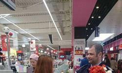 Flori Pentru Femei Oferite De Carrefour Felicia Si Jandarmeria Iasi Foto Buna Ziua Iasi Bzi Ro