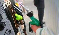 Din 2023 francezii care merg cu maşina la serviciu vor primi bani pentru achiziţia de carburant