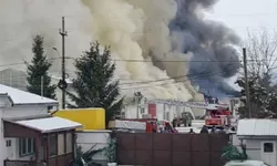 Incendiu extrem de puternic la un lanț de depozite înăuntru sunt mașini echipamente electrice sau îngrășăminte 8211 VIDEO UPDATE