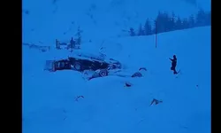 Două avalanșe mari în Făgăraş. Valul de zăpadă a lovit cabana Capra şi a acoperit maşinile din parcare
